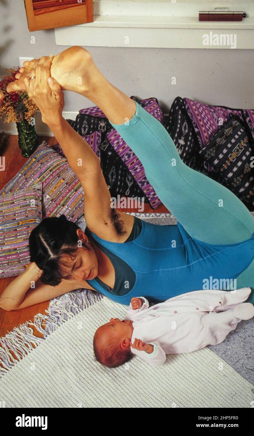 Austin, Texas USA 1994: Nuova madre che prende il tempo per se stessa con l'esercitazione di yoga. SIG. EI-93-97. Modello rilasciato. ©Bob Daemmrich Foto Stock