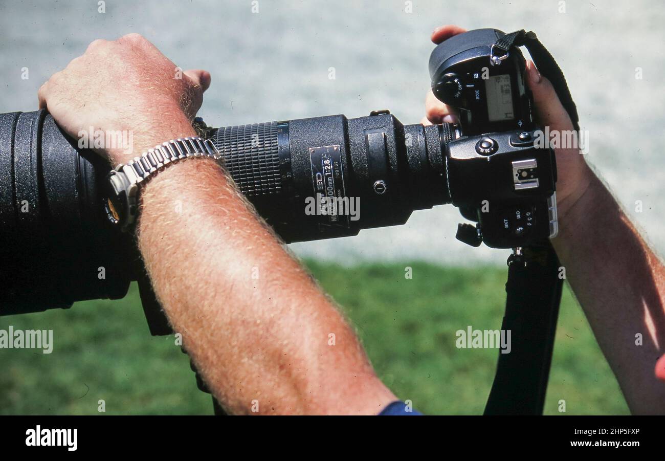 Austin Texas USA, 2000: Fotografo che utilizza una fotocamera digitale in una partita di calcio all'Università del Texas ad Austin. © Bob Daemmrich Photography Foto Stock