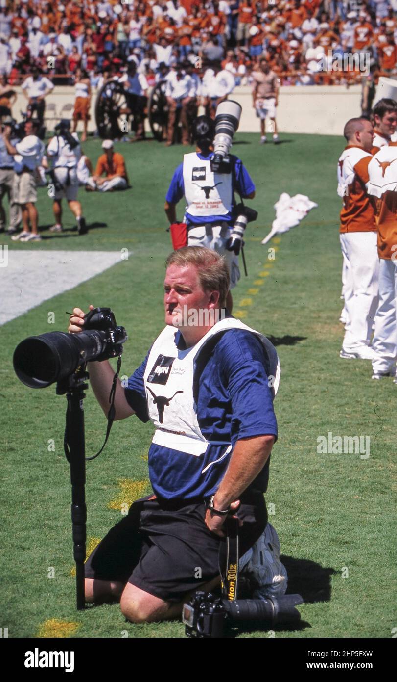 Austin Texas USA, 2000: Fotografo che utilizza una fotocamera digitale in una partita di calcio all'Università del Texas ad Austin. © Bob Daemmrich Photography Foto Stock