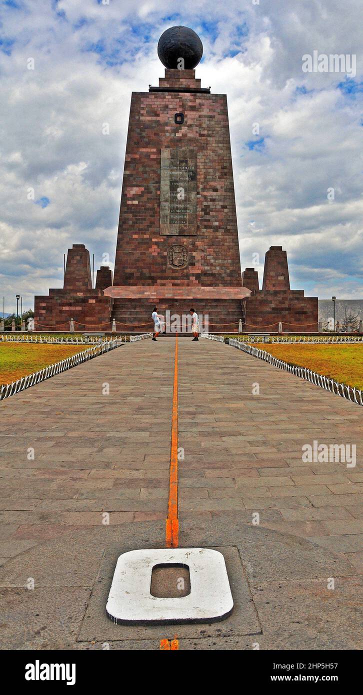 Ciudad Mitad del Mundo, monumento all'Equatore , parrocchia di San Antonio, Quito, Ecuador Foto Stock