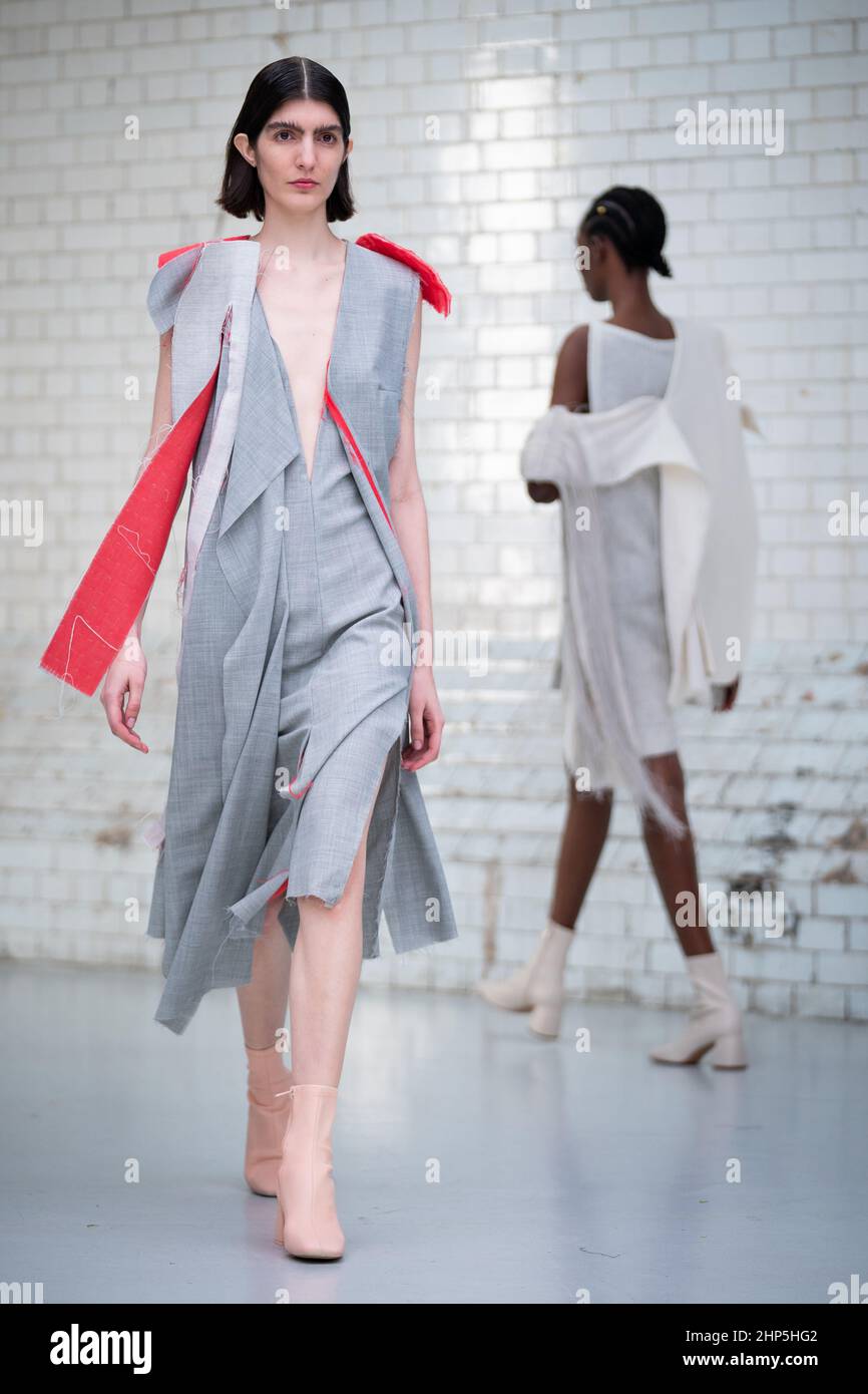 Modelli sulla passerella durante il London College of Fashion show al Victoria House Basement, Londra, durante la London Fashion Week 2022. Data immagine: Venerdì 18 febbraio 2022. Foto Stock