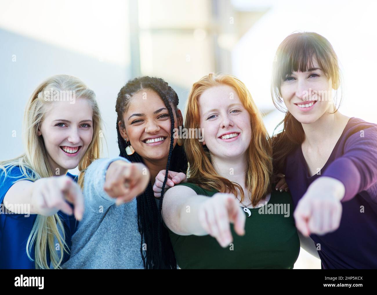 Tutto inizia con te. Ritratto di un gruppo di donne che puntano le dita in avanti insieme. Foto Stock