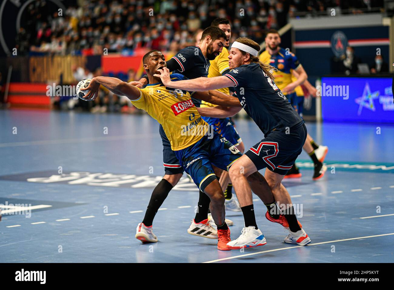 Dylan Nahi di Lomza vive Kielce e Mikkel Hansen di PSG durante la EHF Champions League, partita di pallamano del Gruppo B tra Paris Saint-Germain e Lomza Foto Stock