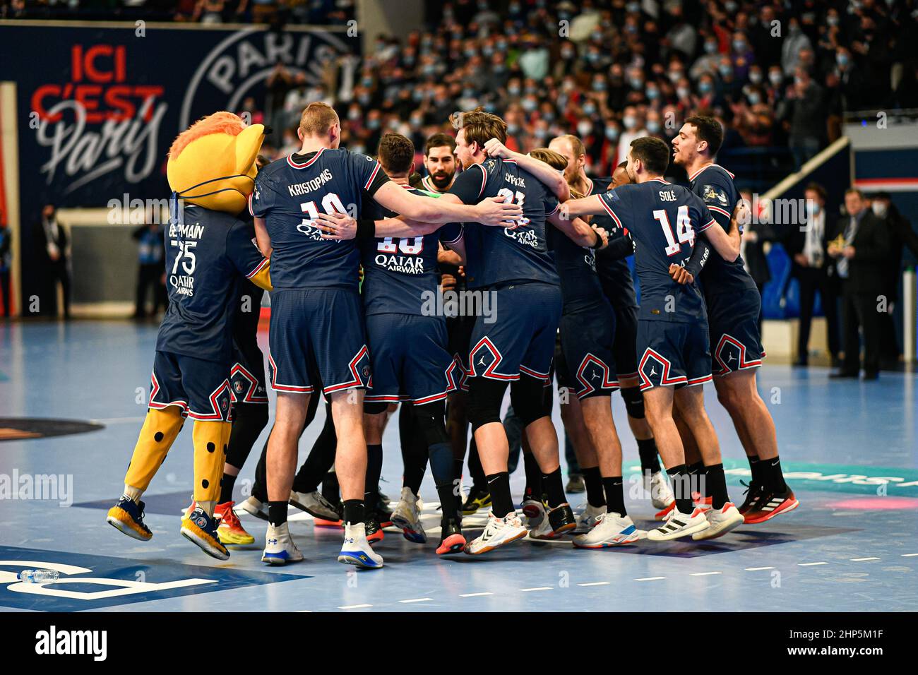 Daini Kristopans, Nikola Karabatic, Kamil Syprzak, Ferran Sole Sala, Mathieu Gribille e tutto il theam del PSG celebrano la vittoria durante l'EHF C. Foto Stock