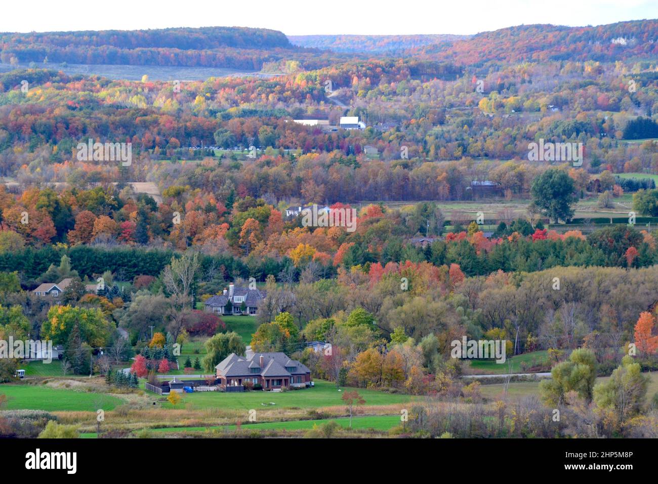 Colori autunnali attraverso il paesaggio dell'Ontario meridionale a Mount Nemo Foto Stock