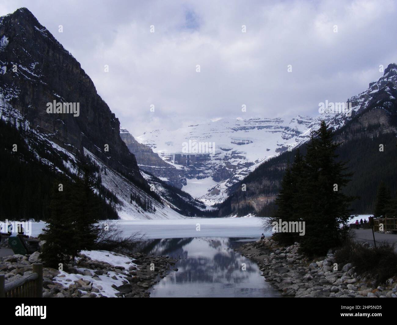 Lago Louise ancora parzialmente congelato durante la primavera a Banff Alberta Foto Stock