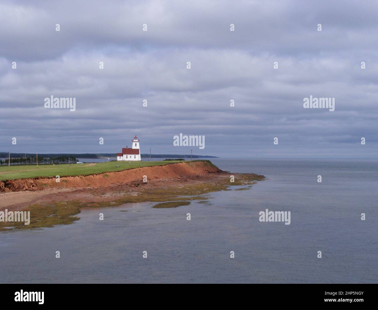 Faro di Wood Islands lungo le scogliere rosse dell'Isola del Principe Edoardo Foto Stock