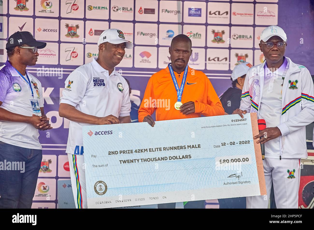 Vincitore della maratona a 2nd posti, David Barmasai riceve una medaglia e un premio in denaro dopo aver gareggiato nella maratona di Access Bank Lagos il 12 febbraio 2022. Foto Stock