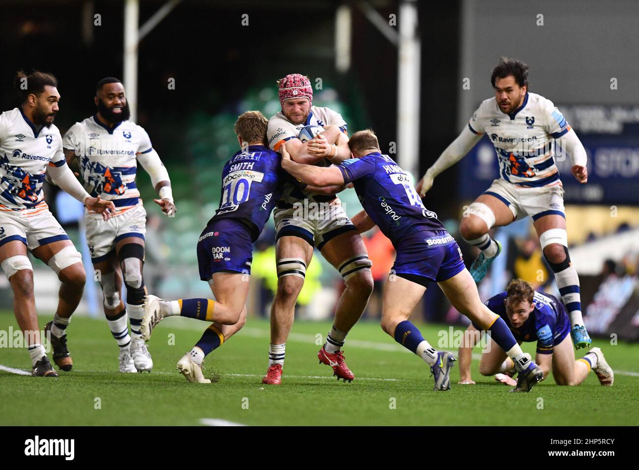 Worcester, Regno Unito. 18th Feb 2022. Ed Holmes of Bristol Bears viene affrontato da fin Smith of Worcester Warriors e Perry Humphreys of Worcester Warriors durante la partita di rugby Gallagher Premiership tra Worcester Warriors e Bristol Rugby al Sixways Stadium di Worcester, Inghilterra, il 18 febbraio 2022. Foto di Scott Boulton. Solo per uso editoriale, licenza richiesta per uso commerciale. Nessun utilizzo nelle scommesse, nei giochi o nelle pubblicazioni di un singolo club/campionato/giocatore. Credit: UK Sports Pics Ltd/Alamy Live News Foto Stock