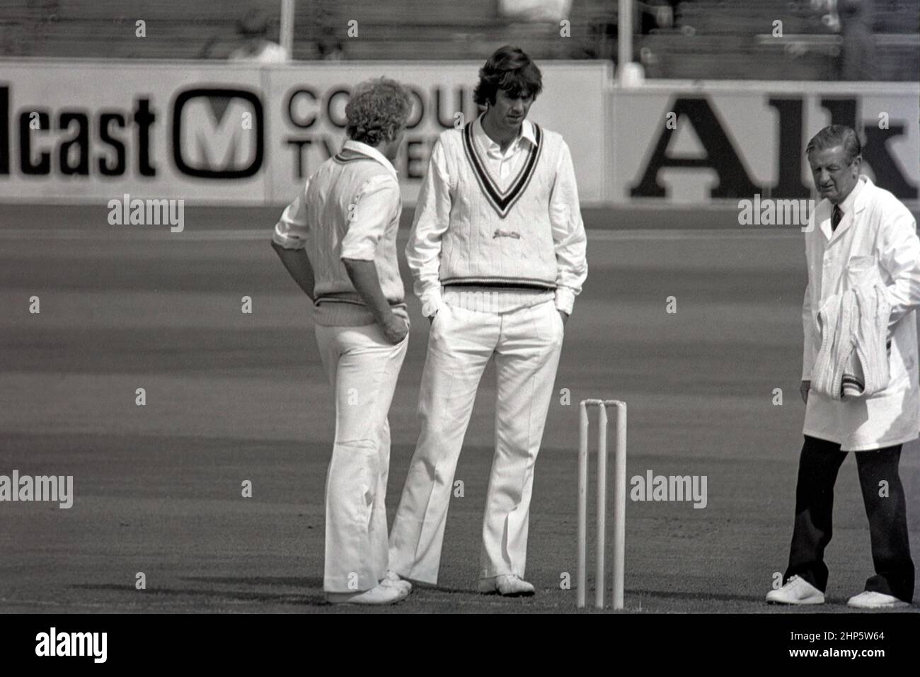 Alan Ward e David Gower (entrambi Leicestershire) hanno una conferenza di campo, Surrey contro Leicestershire all'Oval, Londra, Inghilterra (un John Player Sunday League Match) 7 maggio 1978. L'umpire è Un e G "polveroso" di Rodi. Foto Stock