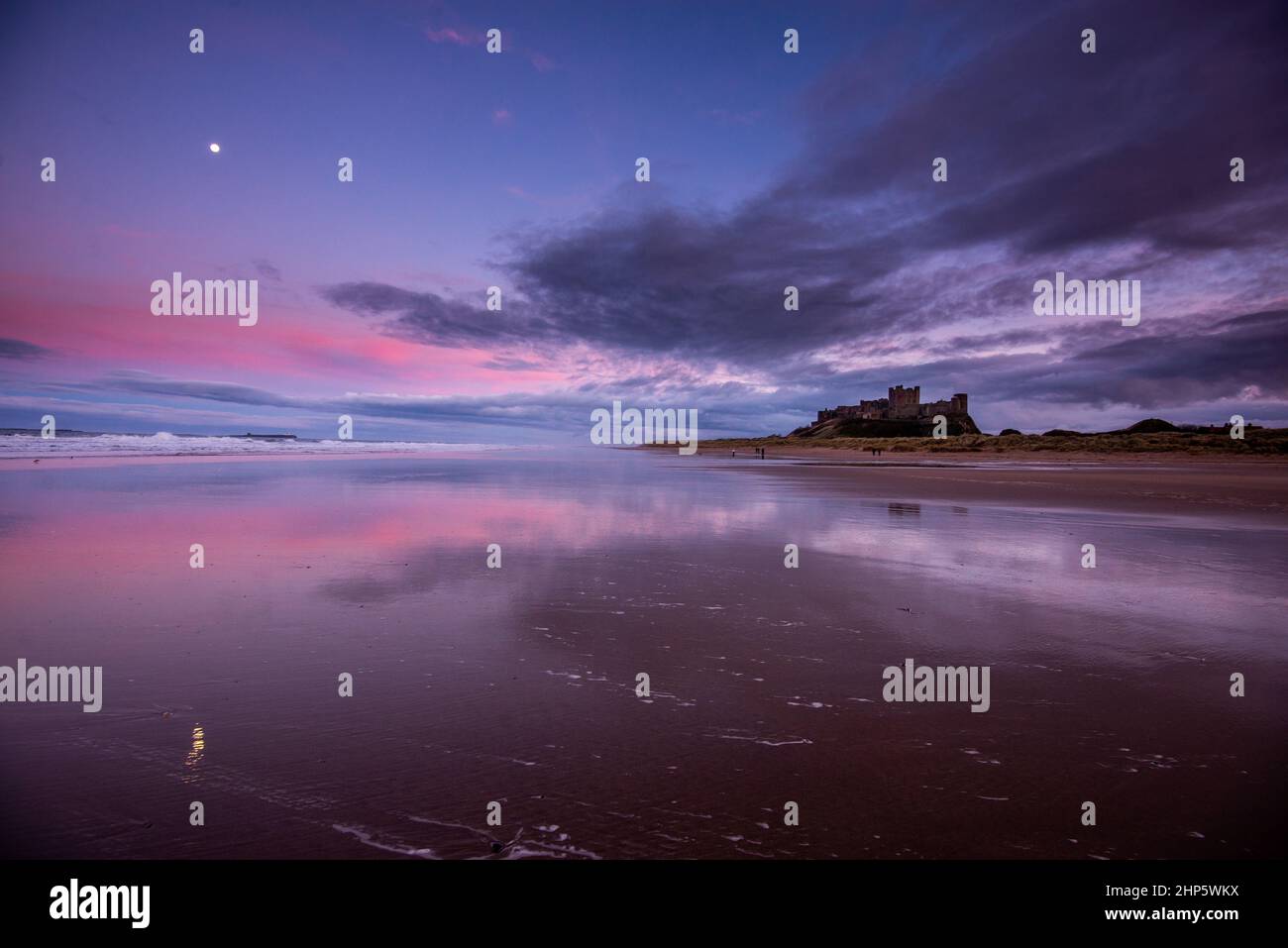 Serata sulla spiaggia al Castello di Bambburgh sulla costa, Northumberland, Inghilterra nord-orientale. Foto Stock