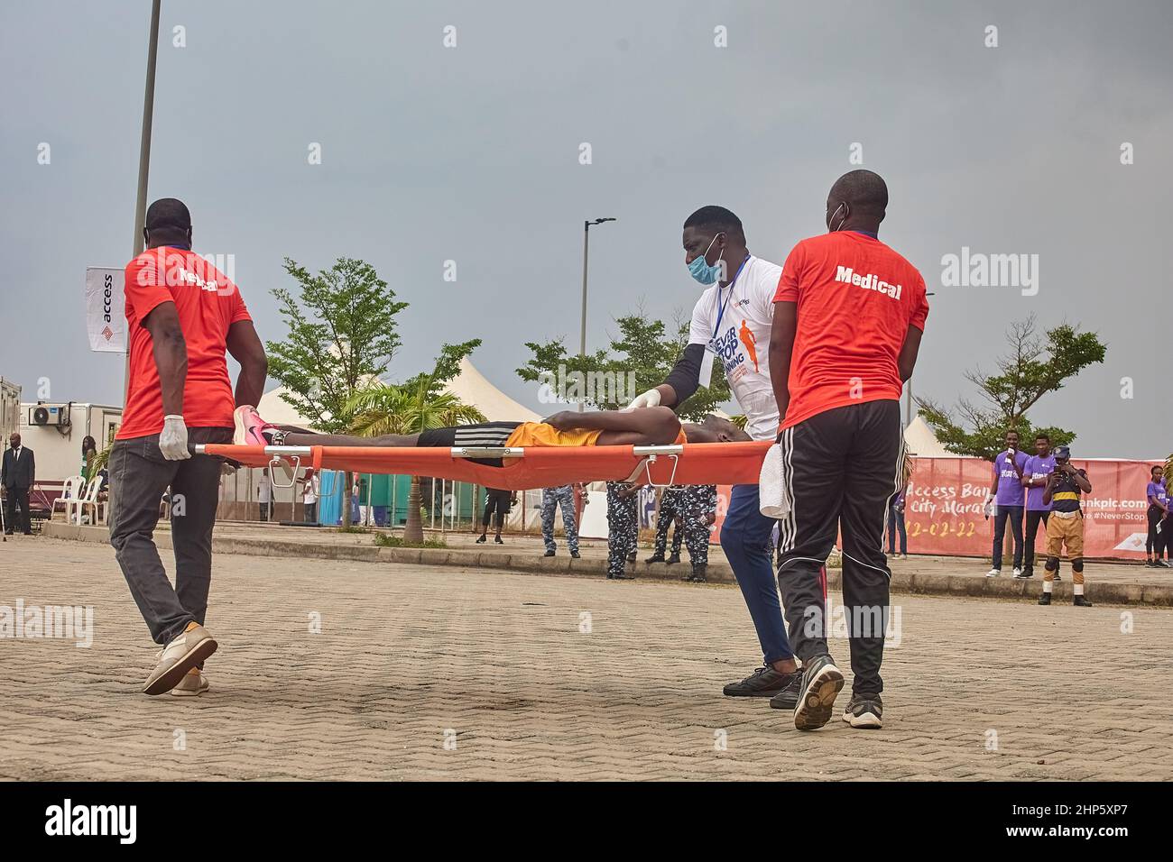 I medici aiutano gli atleti dopo aver gareggiare nella Access Bank Lagos City Marathon, una gara in Silver-Label del 42km che si tiene a Lagos, Nigeria, il 12 febbraio 2022. Foto Stock