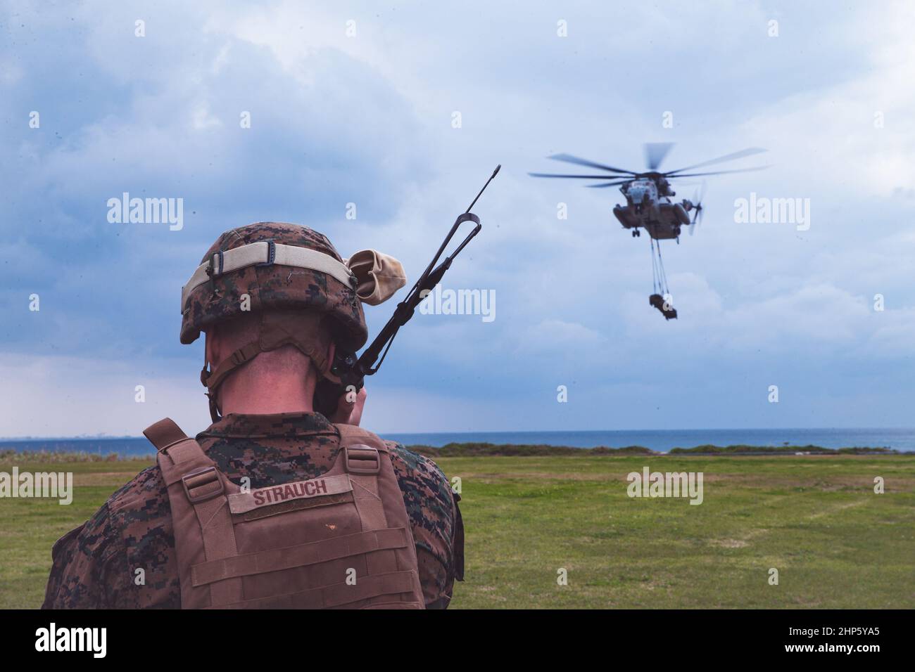 U.S. Marine Corps Sgt. Hunter D. Strauch, uno specialista di supporto all'atterraggio con Combat Logistics Regiment (CLR) 3, radio in un elicottero CH-53E Super Stallion assegnato a Marine Heavy Helicopter Squadron (HMH) 466 a supporto di Jungle Warfare esercizio 22 a Torii Station, Okinawa, Giappone, 16 febbraio 2022. JWX è un esercizio di formazione sul campo su larga scala incentrato sull'utilizzo delle capacità integrate di partner congiunti e alleati per rafforzare la consapevolezza, le manovre e gli incendi di tutti i domini in un ambiente marittimo distribuito. (STATI UNITI Corpo marino Foto di CPL. Gerardo W. Cano) Foto Stock