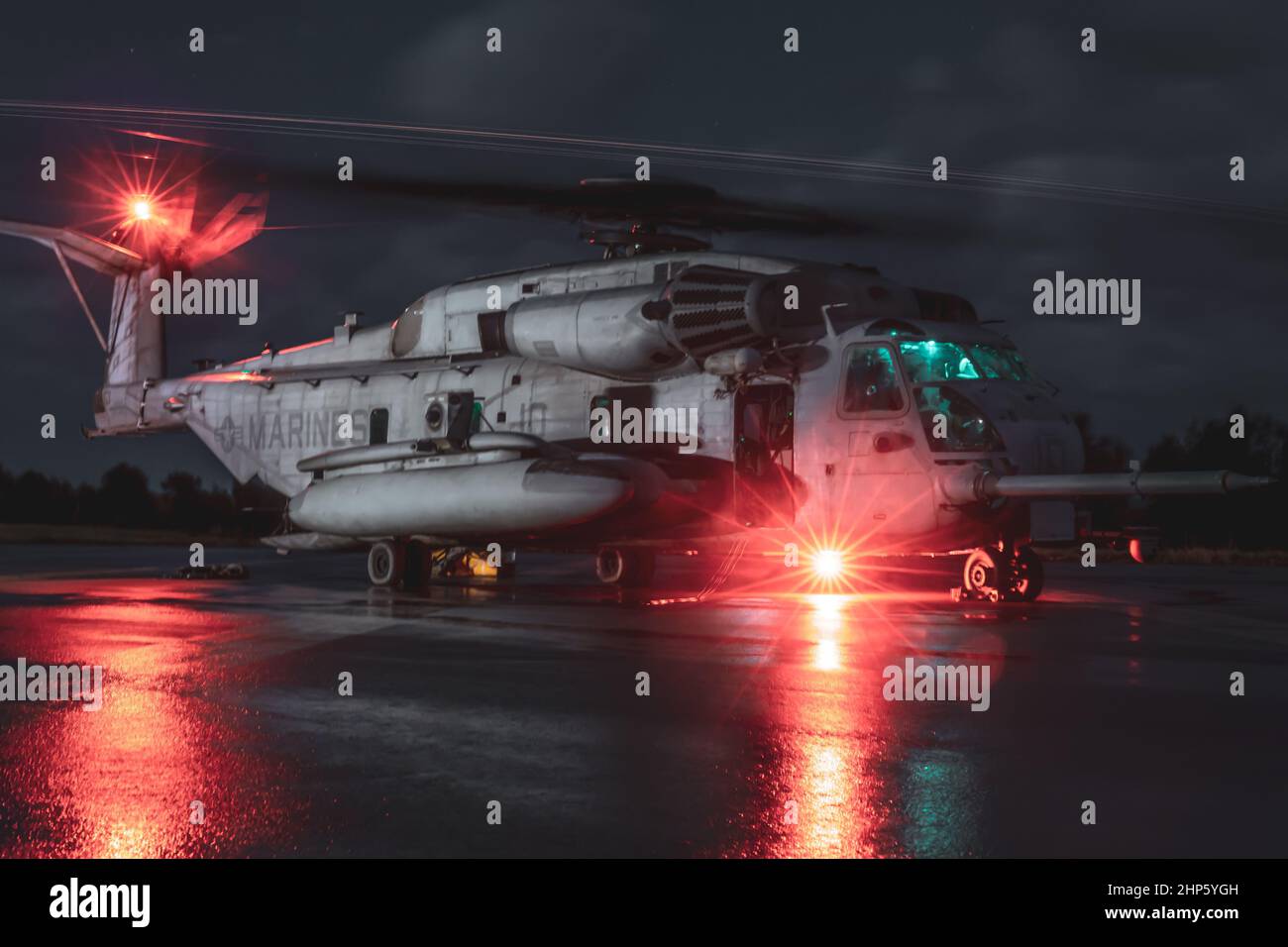 Un elicottero US Marine Corps CH-53E Super Stallion assegnato a Marine Heavy Helicopter Squadron (HMH) 466, drops off ordnance a sostegno di Jungle Warfare esercizio 22 su IE Shima Island, Giappone, 14 febbraio 2022. JWX 22 è un esercizio di formazione sul campo su larga scala incentrato sull'utilizzo delle capacità integrate di partner congiunti e alleati per rafforzare la consapevolezza, le manovre e gli incendi di tutti i domini in un ambiente marittimo distribuito. (STATI UNITI Foto di Marine Corps di PFC. Justin J. Marty) Foto Stock