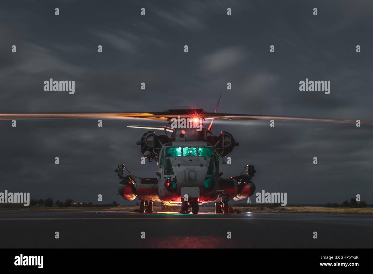 Un elicottero US Marine Corps CH-53E Super Stallion assegnato a Marine Heavy Helicopter Squadron (HMH) 466, drops off ordnance a sostegno di Jungle Warfare esercizio 22 su IE Shima Island, Giappone, 14 febbraio 2022. JWX 22 è un esercizio di formazione sul campo su larga scala incentrato sull'utilizzo delle capacità integrate di partner congiunti e alleati per rafforzare la consapevolezza, le manovre e gli incendi di tutti i domini in un ambiente marittimo distribuito. (STATI UNITI Foto di Marine Corps di PFC. Justin J. Marty) Foto Stock