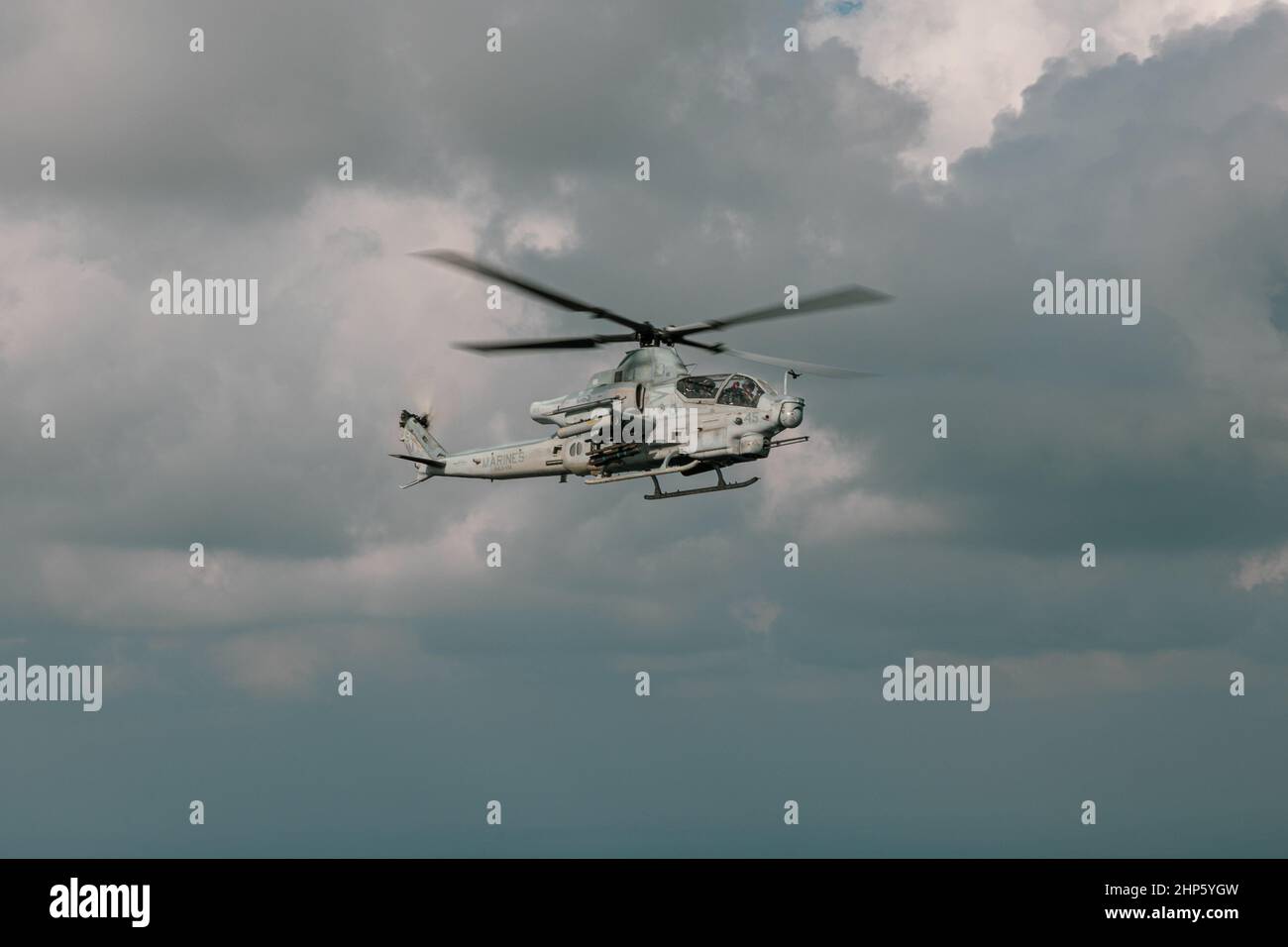 A U.S. Marine Corps AH-1Z Viper Helicopter Squadron (HMLA) 369, vola verso un obiettivo durante un evento di addestramento di Live-Fire a supporto di Jungle Warfare Exercise 22 su IE Shima Island, Giappone, 15 febbraio 2022. JWX 22 è un esercizio di formazione sul campo su larga scala incentrato sull'utilizzo delle capacità integrate di partner congiunti e alleati per rafforzare la consapevolezza, le manovre e gli incendi di tutti i domini in un ambiente marittimo distribuito. (STATI UNITI Foto di Marine Corps di PFC. Justin J. Marty) Foto Stock