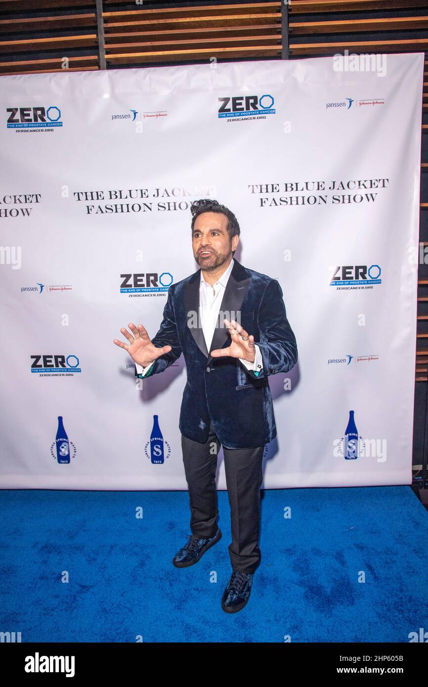 New York, Stati Uniti. 17th Feb 2022. Mario Cantone partecipa al Sesto Salone annuale della Moda Blue Jacket presso i Moonlight Studios. Credit: SOPA Images Limited/Alamy Live News Foto Stock