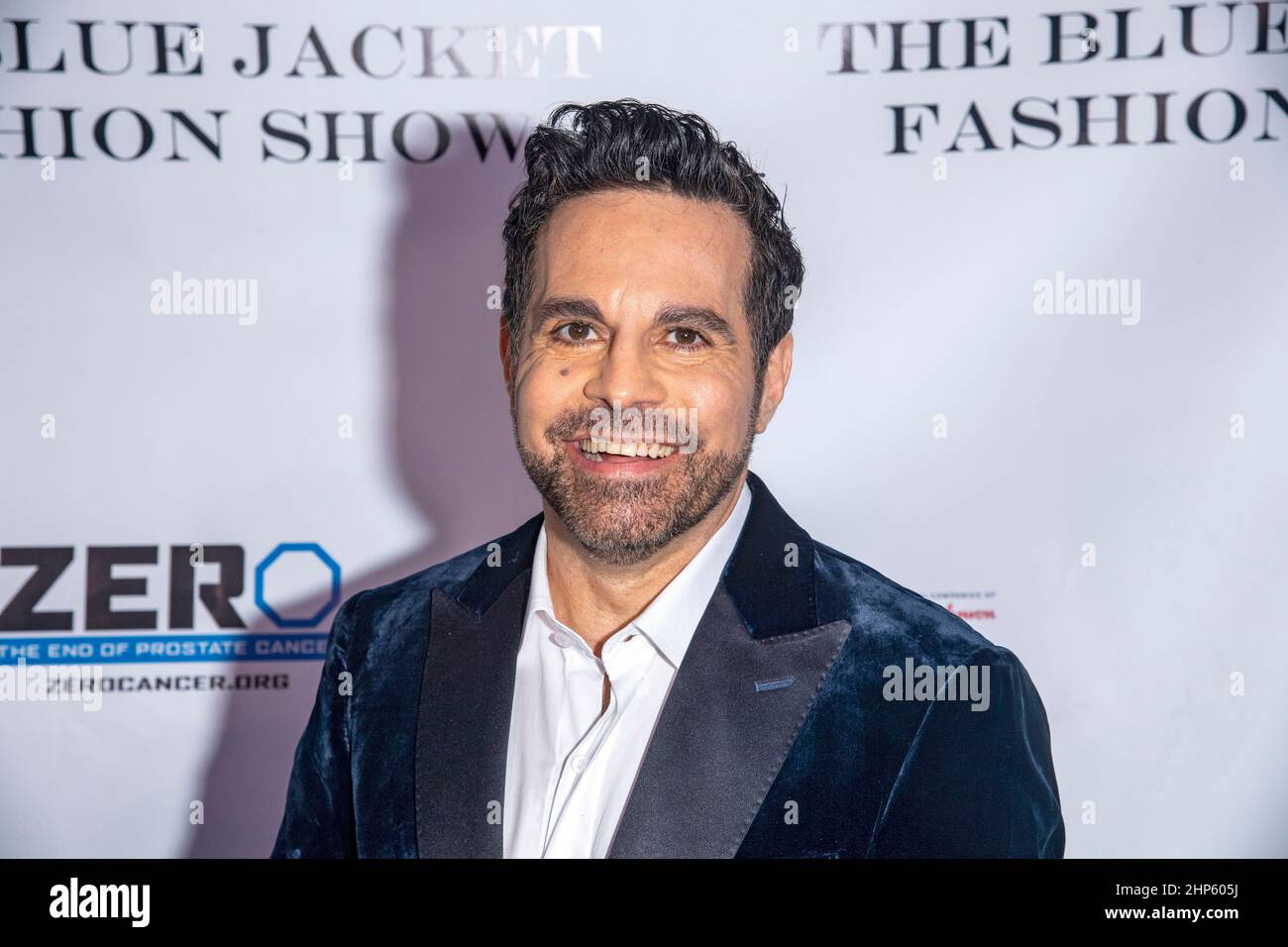 New York, Stati Uniti. 17th Feb 2022. Mario Cantone partecipa al Sesto Salone annuale della Moda Blue Jacket presso i Moonlight Studios. Credit: SOPA Images Limited/Alamy Live News Foto Stock