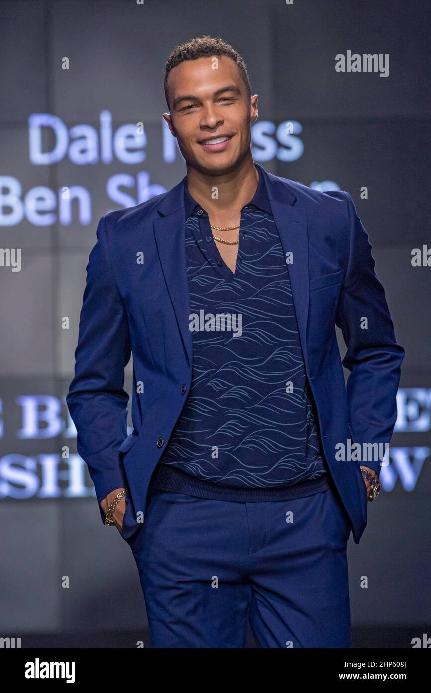 New York, Stati Uniti. 17th Feb 2022. Dale Moss cammina sulla pista indossando ben Sherman durante il sesto annuale Blue Jacket Fashion Show presso i Moonlight Studios. Credit: SOPA Images Limited/Alamy Live News Foto Stock