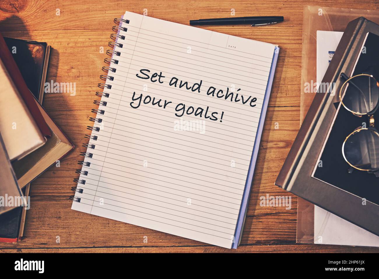 L'ispirazione è molto produttiva. Scatto di una workstation creativa con un notebook che ha le parole impostato e raggiungere voi goalswriten sopra Foto Stock