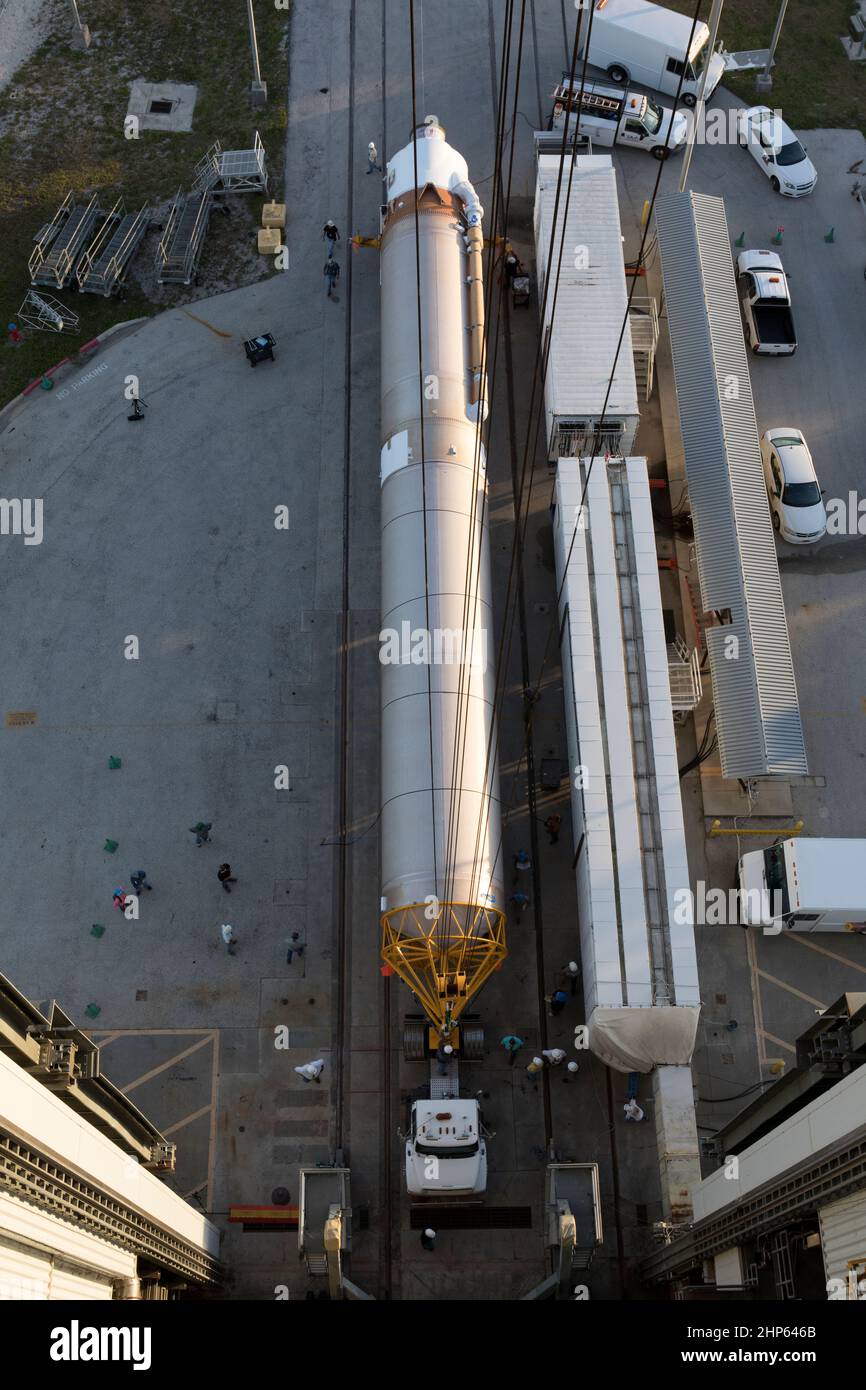 Visti i costi dovuti all'integrazione verticale Facility a Space Launch Complex 41 alla Cape Canaveral Air Force Station in Florida, un regno lancio Alleanza Atlas V primo stadio arriva per la localizzazione e il relè dei dati di satellite, TDRS-M, missione. Il razzo è prevista per il lancio il più recente satellite TDRS come parte dell'agenzia la costellazione di satelliti per le comunicazioni che consente quasi continuo contatto con il veicolo spaziale in orbita compresa fra la stazione spaziale internazionale e il Telescopio Spaziale Hubble alla schiera di osservatori scientifici. Il decollo in cima al ULA Atlas V rocket è programmato per t Foto Stock