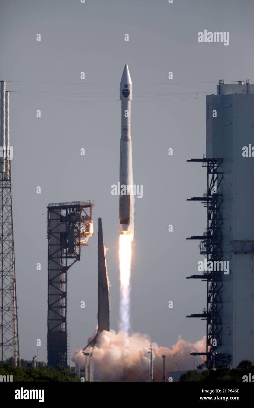 Un regno lancio Alleanza Atlas V rocket solleva from Space Launch Complex 41 alla Cape Canaveral Air Force Station in Florida, con la NASA il Tracking e relè di dati satellitari, TDRS-M. TDRS-M. Il decollo è stato a 8:29 a.m. EDT. TDRS-M è i più recenti veicoli spaziali destinati all'agenzia la costellazione di satelliti per le comunicazioni che consente quasi continuo contatto con il veicolo spaziale in orbita compresa fra la stazione spaziale internazionale e il Telescopio Spaziale Hubble alla schiera di osservatori scientifici. Foto Stock