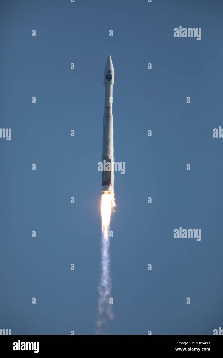 Un regno lancio Alleanza Atlas V rocket solleva from Space Launch Complex 41 alla Cape Canaveral Air Force Station in Florida, con la NASA il Tracking e relè di dati satellitari, TDRS-M. TDRS-M. Il decollo è stato a 8:29 a.m. EDT. TDRS-M è i più recenti veicoli spaziali destinati all'agenzia la costellazione di satelliti per le comunicazioni che consente quasi continuo contatto con il veicolo spaziale in orbita compresa fra la stazione spaziale internazionale e il Telescopio Spaziale Hubble alla schiera di osservatori scientifici. Foto Stock