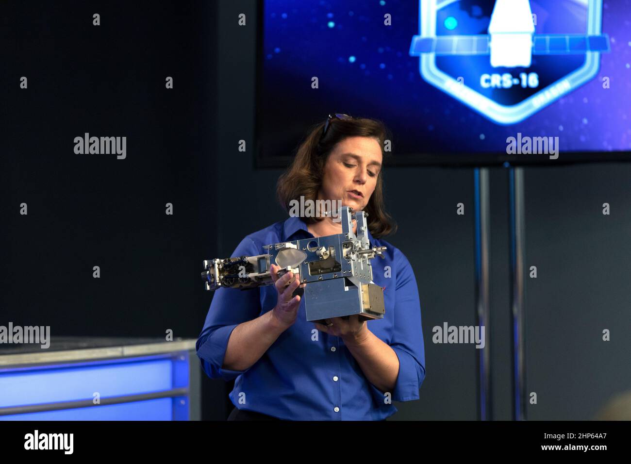 Jill McGuire, project manager per l’esperimento Robotica Refiling Mission 3, o RRM3, descrive RRM3 hardware per i membri dei media nell’auditorium del Kennedy Space Site Press. Il briefing si è incentrato sulla ricerca prevista per il lancio della Stazione spaziale Internazionale. I materiali scientifici e le forniture saranno a bordo di una navicella spaziale Dragon in programma per il liftoff dallo Space Launch Complex 40 della Stazione dell'Aeronautica militare di Cape Canaveral. Foto Stock
