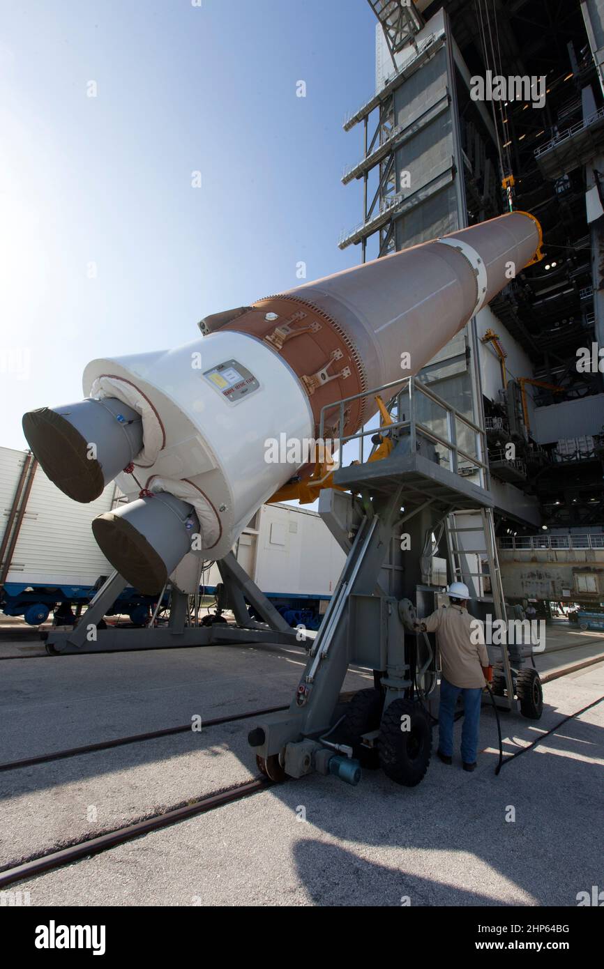 Una prima fase di United Launch Alliance Atlas V viene innalzata presso la struttura di integrazione verticale presso lo Space Launch Complex 41 presso la stazione dell'aeronautica di Cape Canaveral in Florida. Il razzo è programmato per lanciare il satellite Tracking and Data Relay, TDRS-M. Foto Stock