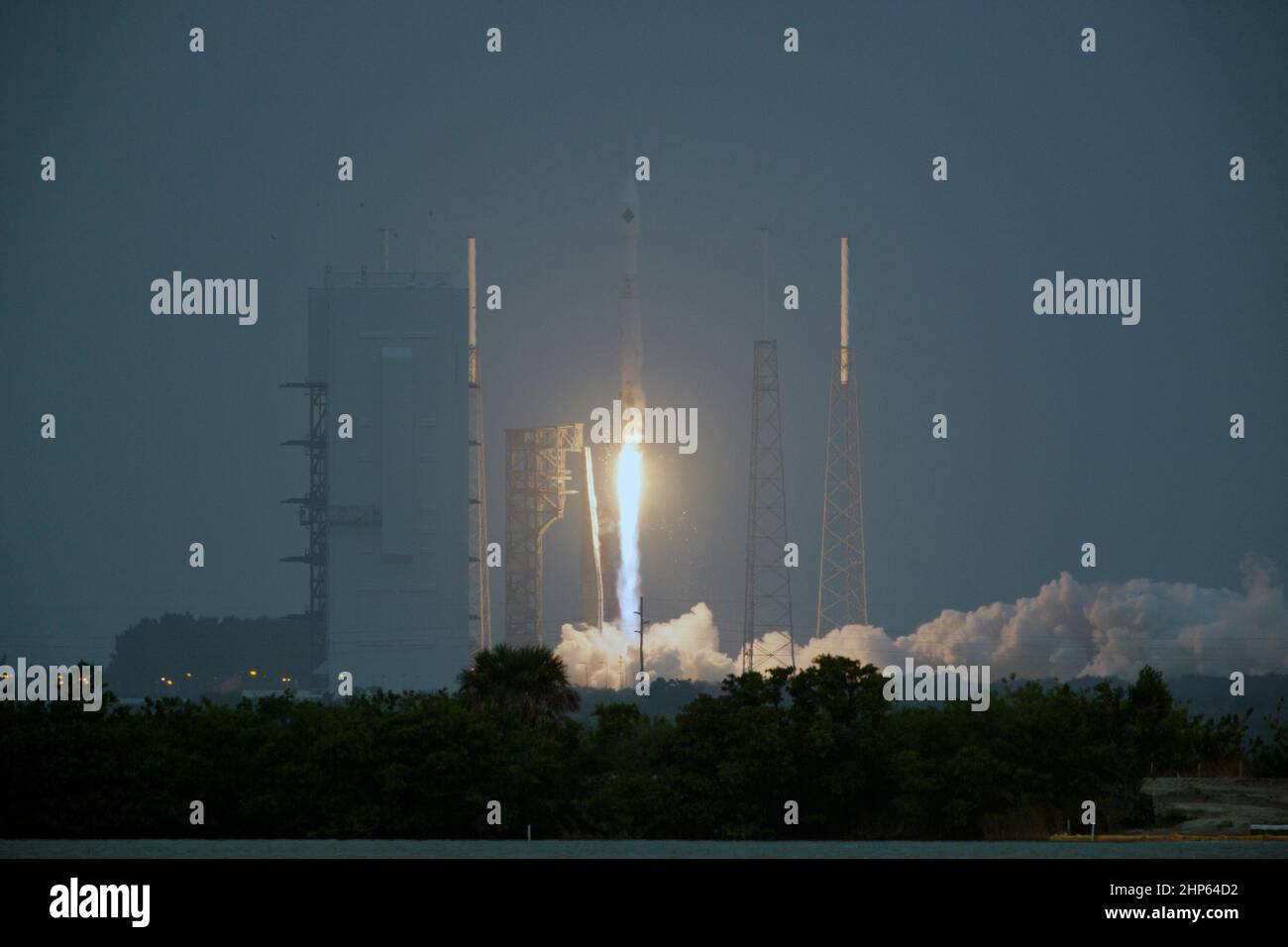 Un razzo United Launch Alliance Atlas V si solleva dallo Space Launch Complex 41 alla Stazione dell'Aeronautica militare di Cape Canaveral per la missione di servizi di rifornimento commerciale Orbital ATK CRS-4 alla Stazione spaziale Internazionale ca. 2015 Foto Stock
