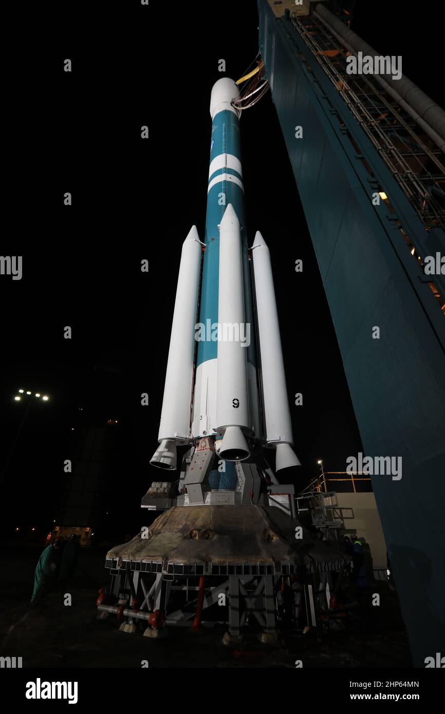 Il gantry torna allo Space Launch Complex 2 presso la base dell'aeronautica Vandenberg in California, il 14 settembre 2018, per il lancio finale del razzo United Launch Alliance Delta II che porterà il satellite-2 della NASA per l'elevazione di ghiaccio, nube e terra (ICENAT-2). Il liftoff è previsto per il 15 settembre 2018, alle 8:46 EDT (5:46 PDT). Il satellite misurerà l'altezza della nostra Terra in cambiamento, un impulso laser alla volta, 10.000 impulsi laser al secondo. Foto Stock