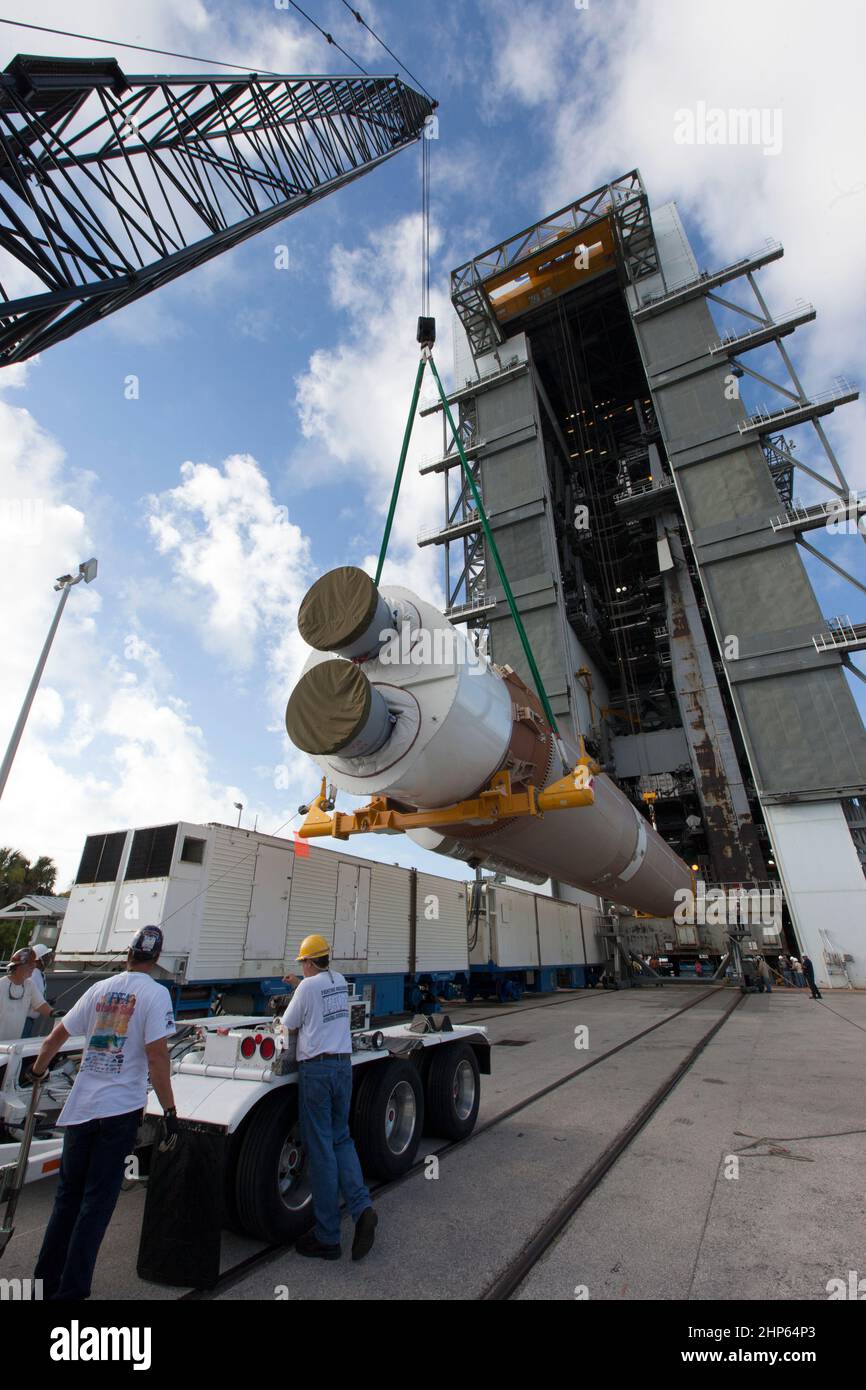 I membri del team della United Launch Alliance monitorano i progressi man mano che l'operazione inizia a portare la prima fase di Atlas V in posizione verticale presso il Vertical Integration Facility presso lo Space Launch Complex 41 presso la Stazione dell'Aeronautica militare di Cape Canaveral in Florida Foto Stock