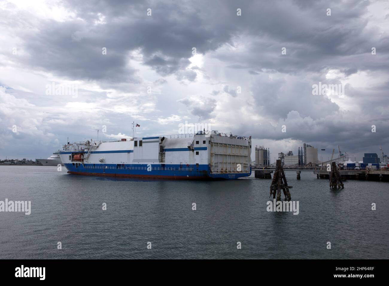 La United Launch Alliance (ULA) Mariner arriva a Port Canaveral in Florida portando un booster a razzo Atlas V diretto alla vicina stazione dell'aeronautica di Cape Canaveral. Il razzo è programmato per lanciare il satellite Tracking and Data Relay, TDRS-M. Sarà l'ultimo veicolo spaziale destinato alla costellazione di satelliti di comunicazione dell'agenzia che consente un contatto quasi continuo con il veicolo spaziale orbitante che va dalla Stazione spaziale Internazionale e dal telescopio spaziale Hubble alla schiera di osservatori scientifici. Foto Stock