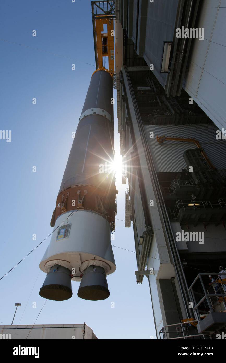 Una prima fase di United Launch Alliance Atlas V viene innalzata presso la struttura di integrazione verticale presso lo Space Launch Complex 41 presso la stazione dell'aeronautica di Cape Canaveral in Florida. Il razzo è programmato per lanciare il satellite Tracking and Data Relay, TDRS-M. Sarà l'ultimo veicolo spaziale destinato alla costellazione di satelliti di comunicazione dell'agenzia che consente un contatto quasi continuo con il veicolo spaziale orbitante che va dalla Stazione spaziale Internazionale e dal telescopio spaziale Hubble alla schiera di osservatori scientifici. Foto Stock