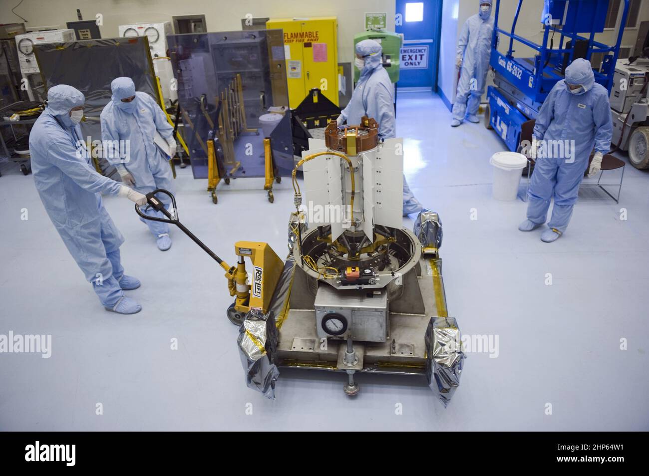 Nel Payload Hazardous Servicing Facility presso il Kennedy Space Center della NASA in Florida, I tecnici delle navicelle spaziali del Jet Propulsion Laboratory della NASA parcheggiano il generatore termoelettrico a radioisotopo multi-missione (MMRTG) per la missione del Mars Science Laboratory (MSL) della NASA sulla sua base di supporto nell'airlock seguendo il controllo MMRTG FIT sulla Curiosity rover nell'alta baia ca. 2011 Foto Stock