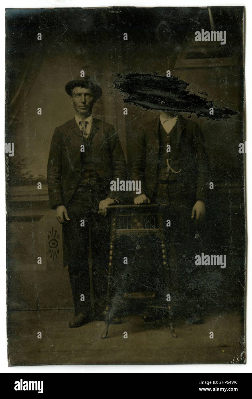 Antica fotografia di tintype circa 1860, due uomini, uno dei quali è stato graffiato fuori. Località sconosciuta, Stati Uniti. FONTE: TINTYPE ORIGINALE Foto Stock