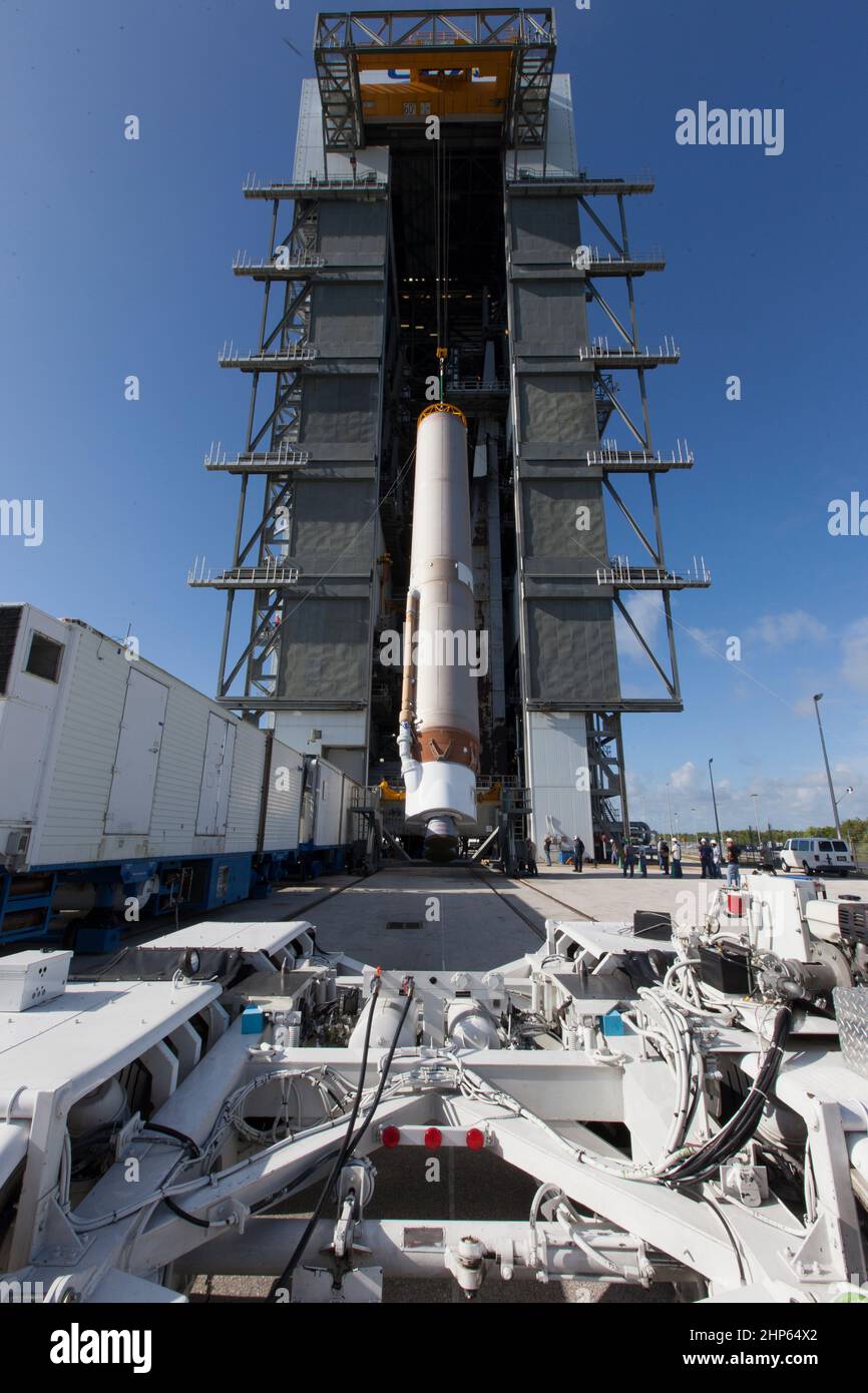Una prima fase di United Launch Alliance Atlas V viene innalzata presso la struttura di integrazione verticale presso lo Space Launch Complex 41 presso la stazione dell'aeronautica di Cape Canaveral in Florida. Il razzo è programmato per lanciare il satellite Tracking and Data Relay, TDRS-M. Foto Stock