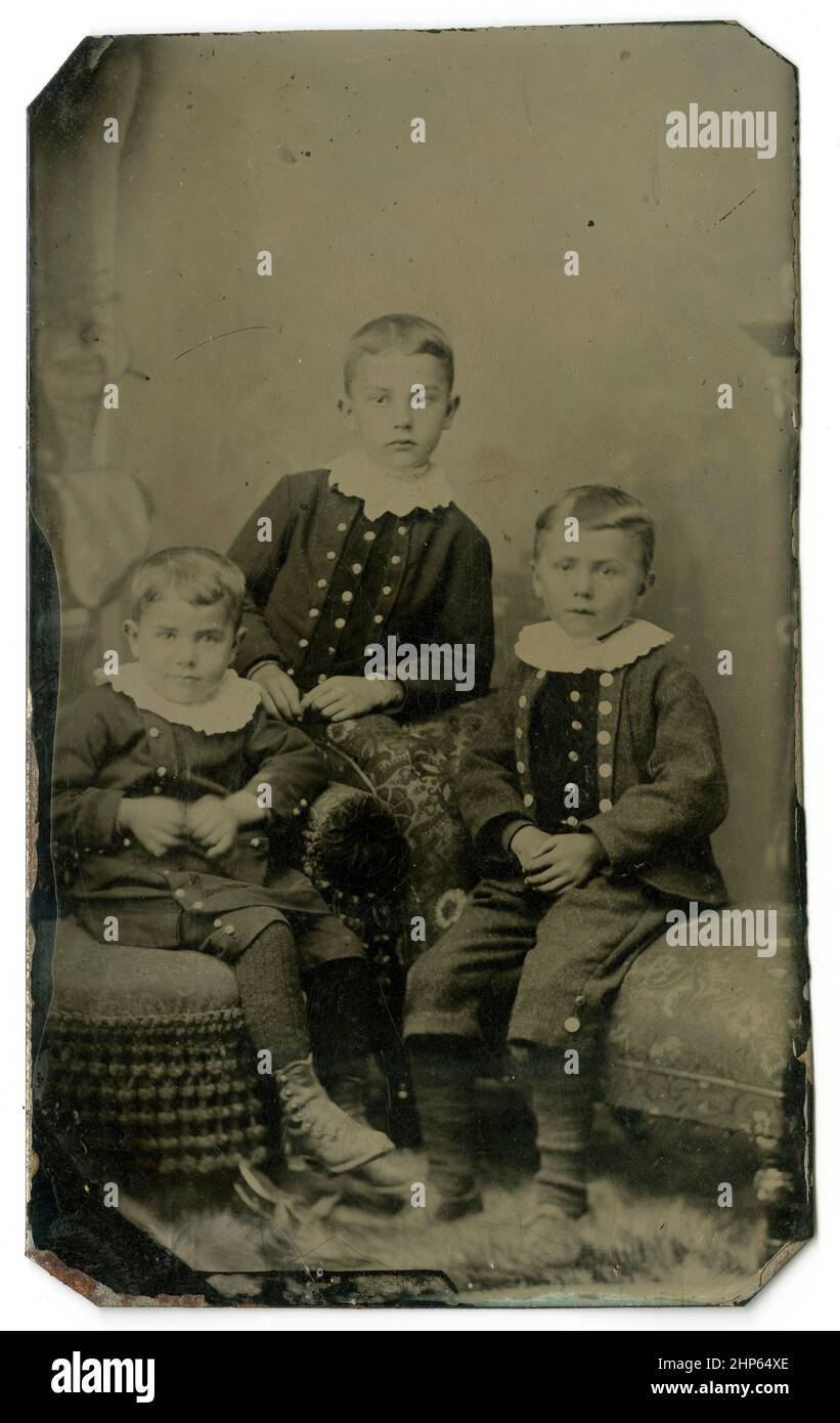 Antica circa 1860 tintype fotografia, tre bambini piccoli probabilmente fratelli. Località sconosciuta, Stati Uniti. FONTE: TINTYPE ORIGINALE Foto Stock
