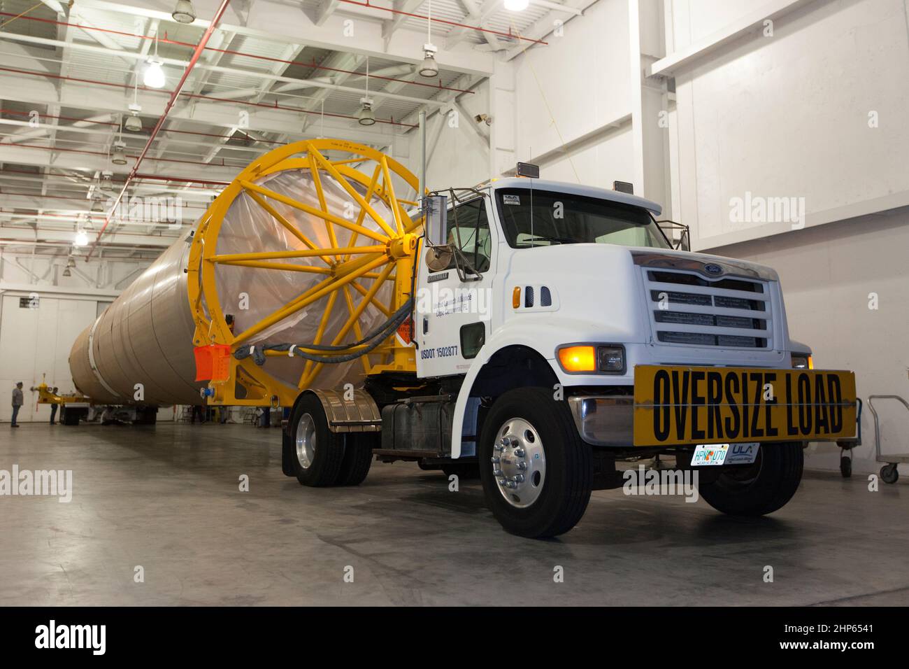 Una prima fase di United Launch Alliance Atlas V è pronta a lasciare l'Atlas Space Operations Center a bordo di un rimorchio da trasporto per la consegna al Vertical Integration Facility presso lo Space Launch Complex 41 presso la Stazione dell'Aeronautica militare di Cape Canaveral in Florida. Il razzo è programmato per lanciare il satellite Tracking and Data Relay, TDRS-M. Foto Stock
