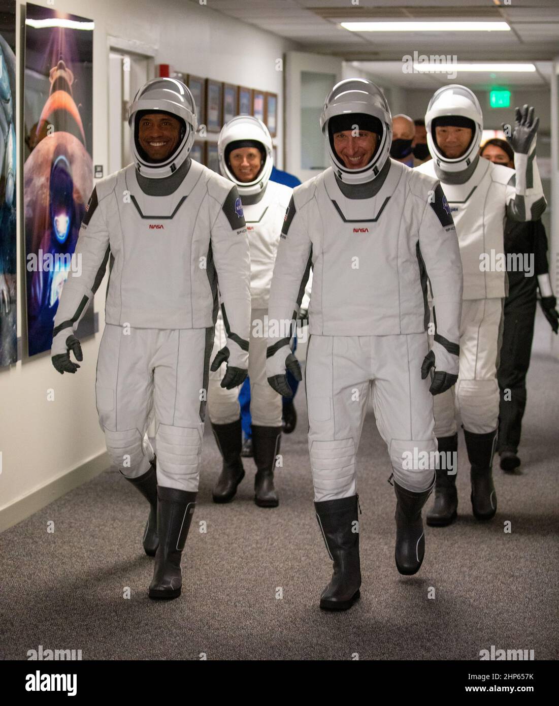 Gli astronauti della NASA SpaceX Crew-1 emergono dal Neil Armstrong Operations and Checkout Building presso il Kennedy Space Center della NASA in Florida il 15 novembre 2020. Di fronte, da sinistra ci sono l'astronauta della NASA Victor Glover, pilota; e l'astronauta della NASA Michael Hopkins, comandante delle navicelle. Dietro di loro, da sinistra ci sono l'astronauta della NASA Shannon Walker, specialista della missione, e l'astronauta della JAXA Soichi Noguchi, specialista della missione. Saliranno a bordo di due veicoli Tesla per il trip to Launch Complex 39A. Foto Stock