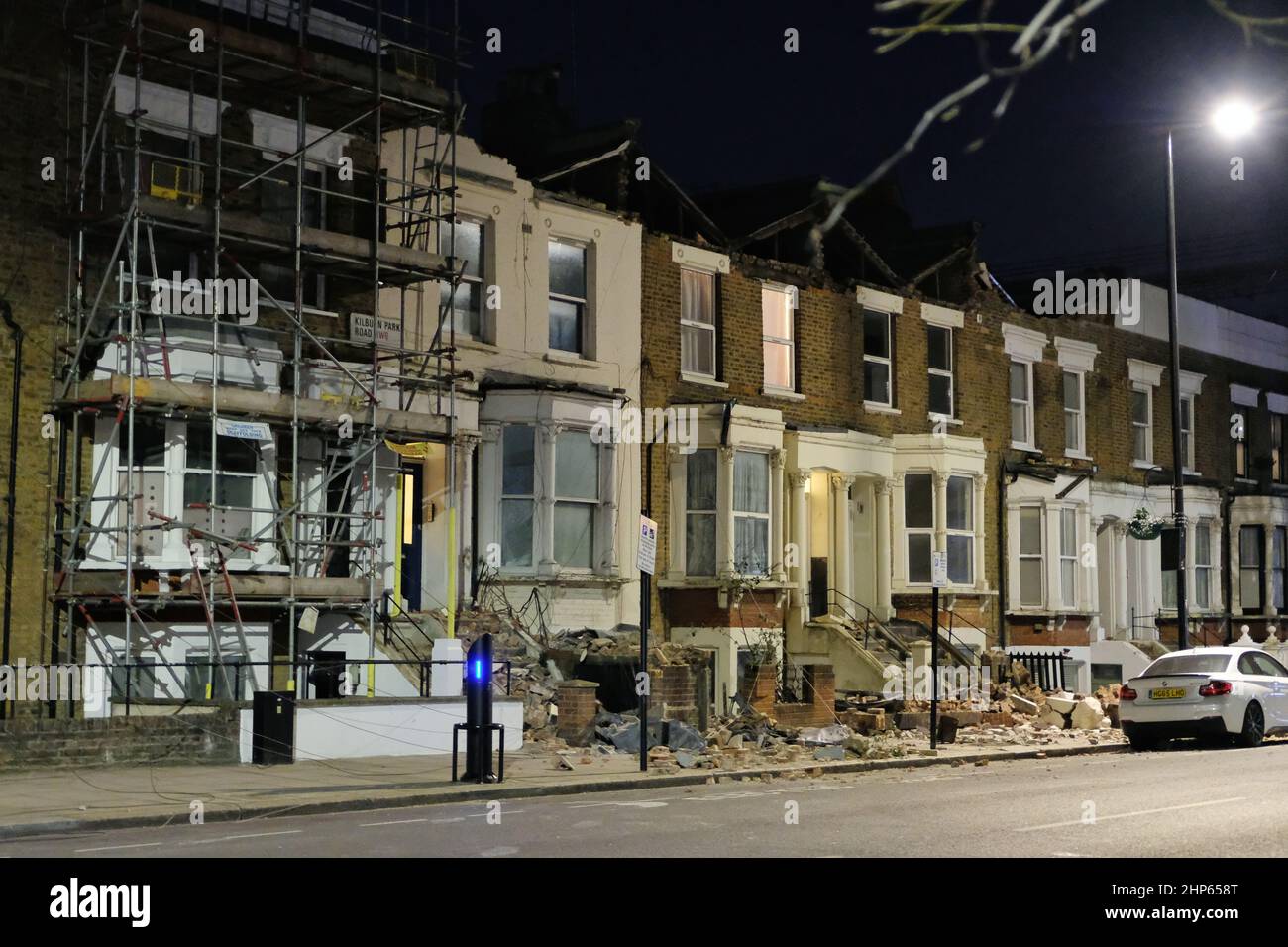 Londra, UK, 18th Feb, 2022, Storm Eunice ha causato danni a quattro proprietà in Kilburn Park Road, in quanto la capitale è stato dato un raro avvertimento di tempo rosso da parte del Met Office. Intere sezioni di muratura caddero dai frontages della casa e caddero sul terreno sotto compreso i gradini alle proprietà. Fortunatamente non sono state segnalate lesioni e i residenti colpiti vengono sostenuti dal Westminster Council durante la valutazione dei danni. Credit: Undicesima ora Fotografia/Alamy Live News Foto Stock