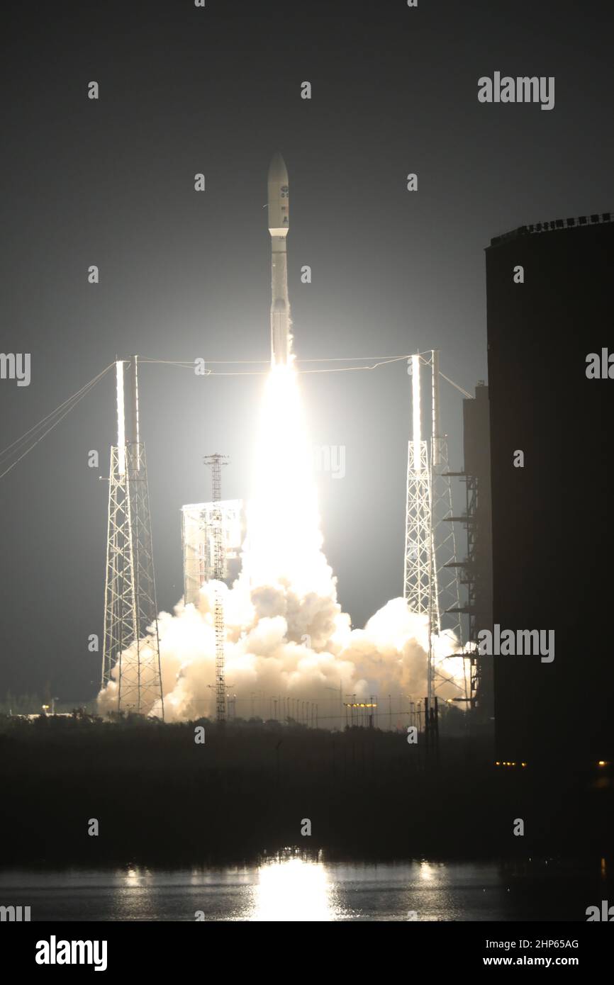 Presso il Cape Canaveral Air Force Station's Space Launch Complex 41, un razzo Atlas V con il satellite geostazionario ambientale operativo NOAA, o GOES-R, si alza alle 6:42 EST. GOES-R è il primo satellite di una serie di satelliti DI NUOVA generazione PER NOAA, la National Oceanographic and Atmospheric Administration. Si avvierà verso un'orbita geostazionaria sull'emisfero occidentale per fornire immagini di tempeste e aiutare i meteorologi a prevedere condizioni meteorologiche severe e a sviluppare previsioni a lungo raggio. Foto Stock