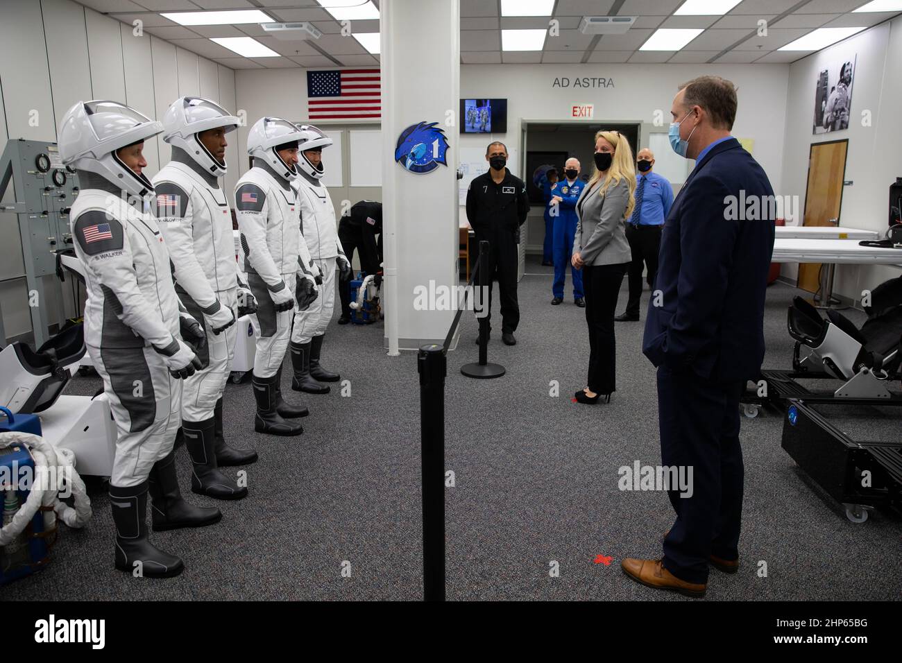 All'interno della sala riunioni dell'equipaggio nel Neil Armstrong Operations and Checkout Building presso il Kennedy Space Center della NASA in Florida, il 15 novembre 2020, l'amministratore della NASA Jim Bredenstine, all'estrema destra, e Gwynne Shotwell, presidente e direttore operativo SpaceX, visitano gli astronauti Crew-1. Da sinistra ci sono l'astronauta della NASA Shannon Walker, specialista della missione; l'astronauta della NASA Victor Glover, pilota; l'astronauta della NASA Michael Hopkins, comandante delle navicelle spaziali; e l'astronauta della JAXA Soichi Noguchi, specialista della missione. Indossano gli spacesuit SpaceX in preparazione alla missione Crew-1 della NASA SpaceX. Crew-1 IS Foto Stock