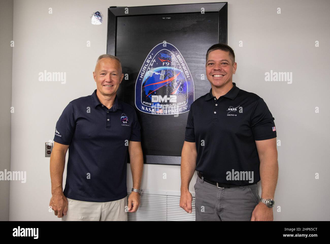 Gli astronauti della NASA Douglas Hurley (a sinistra) e Robert Behnken posano per una foto dopo aver aggiunto le loro firme a un muro all'interno degli Astronauts Crew Quarters nel Neil A. Armstrong Operations and Checkout Building presso il Kennedy Space Center dell'agenzia in Florida, davanti alla missione SpaceX Demo-2 della NASA. Il lancio, inizialmente previsto per il 27 maggio 2020, è stato strofinato a causa delle condizioni meteorologiche sfavorevoli intorno al Launch Complex 39A. Foto Stock