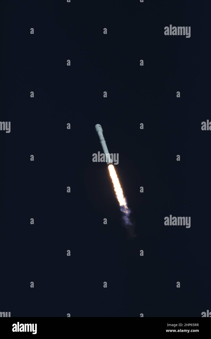 Un razzo SpaceX Falcon 9 sale verso l'alto dopo il sollevamento dallo Space Launch Complex 40 alla Stazione dell'Aeronautica militare di Cape Canaveral in Florida, portando il satellite Exoplet Survey (TESS) in transito della NASA. Liftoff è stato alle 6:51 PM EDT. TESS cercherà i pianeti al di fuori del nostro sistema solare. La missione troverà exopianeti che periodicamente bloccano parte della luce dalle loro stelle ospitanti, eventi chiamati transiti. Foto Stock
