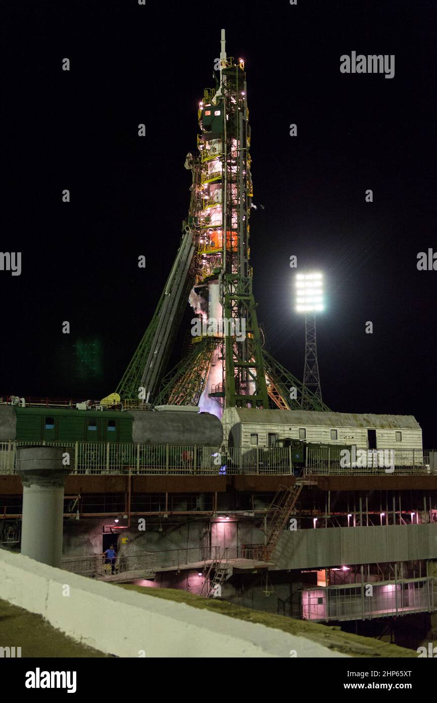 Il razzo Soyuz TMA-17M è visto qui circa tre ore prima che sia previsto il lancio dal Cosmodrome Baikonur in Kazakhstan giovedì 23 luglio 2015 trasporto spedizione 44 Soyuz Comandante Oleg Kononenko dell'Agenzia spaziale Federale Russa (Roscosmos), ingegnere di volo Kjell Lindgren della NASA, E l'ingegnere di volo Kimiya Yui dell'agenzia di esplorazione aerospaziale giapponese (JAXA) in orbita per iniziare la loro missione di cinque mesi sulla stazione spaziale internazionale. Foto Stock