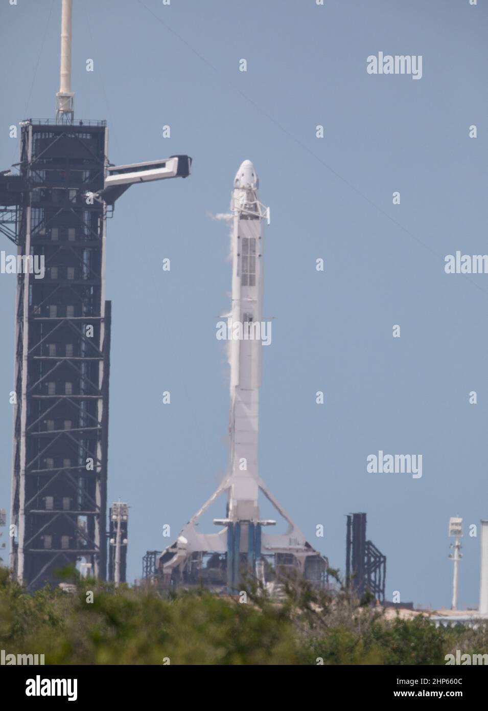 Un razzo SpaceX Falcon 9 e un veicolo spaziale Crew Dragon sono pronti per il lancio presso lo storico Launch Complex 39A presso il Kennedy Space Center della NASA in Florida il 30 maggio 2020, prima della missione SpaceX Demo-2 dell’agenzia per la Stazione spaziale Internazionale. Foto Stock