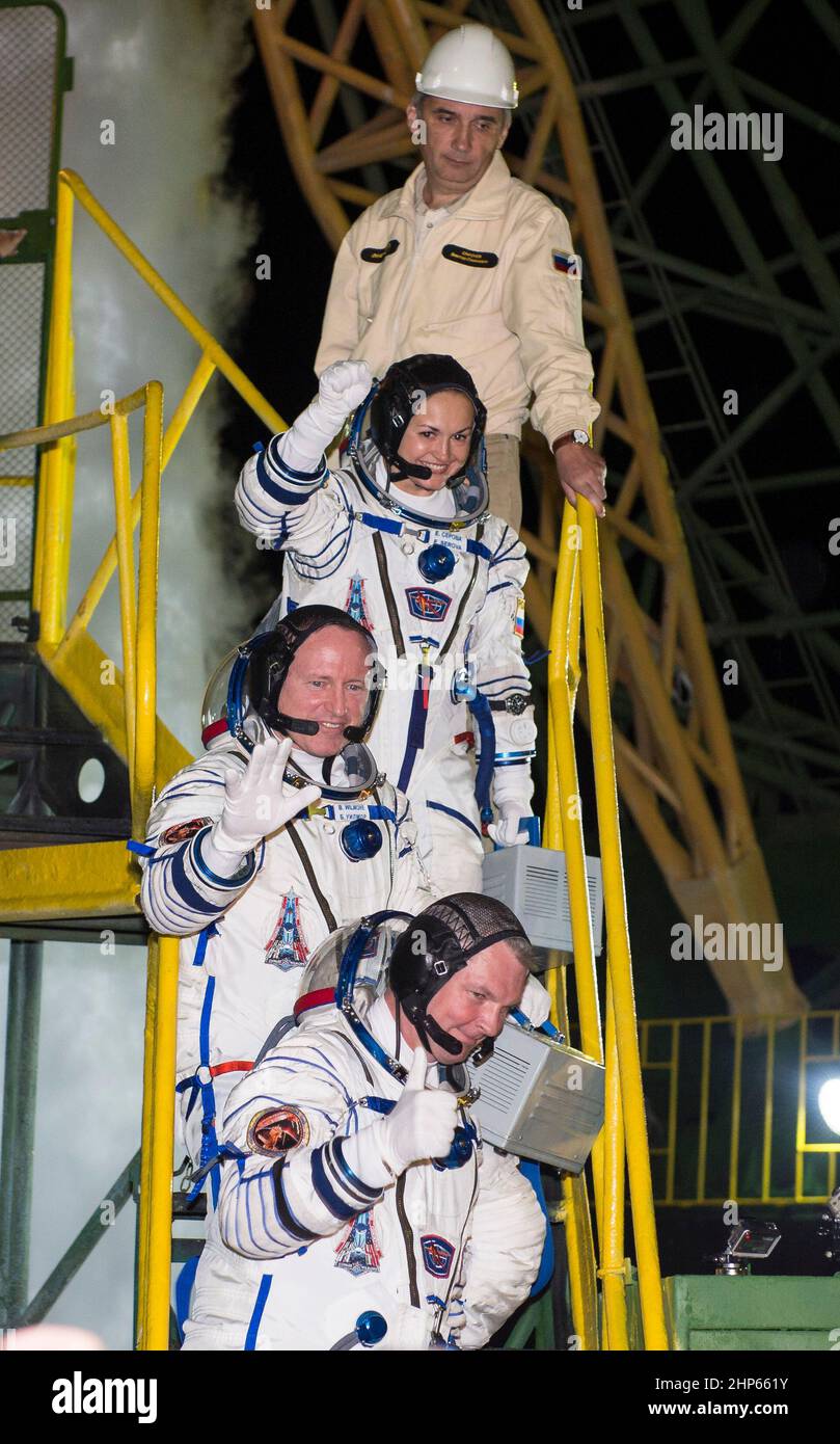 Spedizione 41 il Comandante di Soyuz Alexander Samokutyaev dell'Agenzia spaziale Federale Russa (Roscosmos), Bottom, ingegnere di volo Barry Wilmore della NASA, Middle, ed Elena Serova di Roscosmos, TOP, saluta prima di salire a bordo della navicella spaziale Soyuz TMA-14M per il lancio, giovedì 25 settembre 2014 al Cosmodrome di Baikonur in Kazakistan. Foto Stock