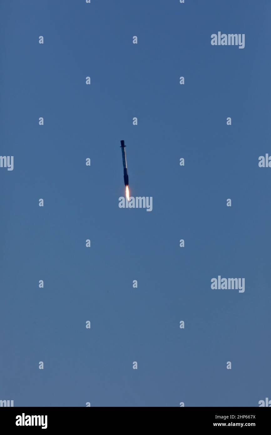 Dopo il liftoff dallo Space Launch Complex 40 presso la Stazione dell'Aeronautica militare di Cape Canaveral, la prima fase di un razzo SpaceX Falcon 9 ritorna alla Landing zone 1 del Capo. Alle ore 1:16 EST, 5 dicembre 2018, un veicolo di lancio Falcon 9 in due fasi ha iniziato la missione di SpaceX 16th servizi di rifornimento commerciale portando più di 5.600 libbre di ricerche e attrezzature, carico e forniture che supporteranno alcune delle centinaia di indagini a bordo della Stazione spaziale Internazionale. Foto Stock