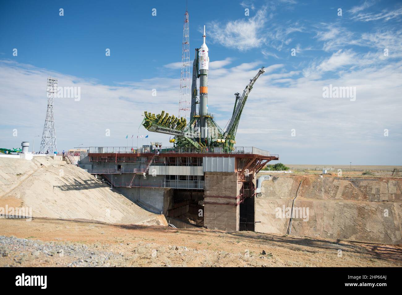 La navicella spaziale Soyuz TMA-17M viene vista dopo essere stata sollevata in posizione verticale sul pattino di lancio lunedì 20 luglio 2015 presso il Cosmodrome Baikonur in Kazakistan. Foto Stock